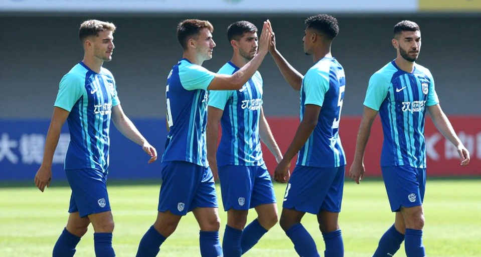 Ba trung vệ ở V.League: tấm khiên an toàn hay nỗi sợ được đóng gói thành chiến thuật?