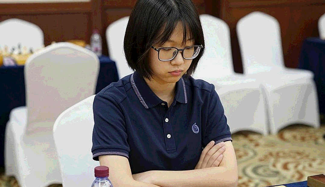 UzChess Cup: The Jacobson-Vakhidov Game and a Self-Contradicting Opening Guide