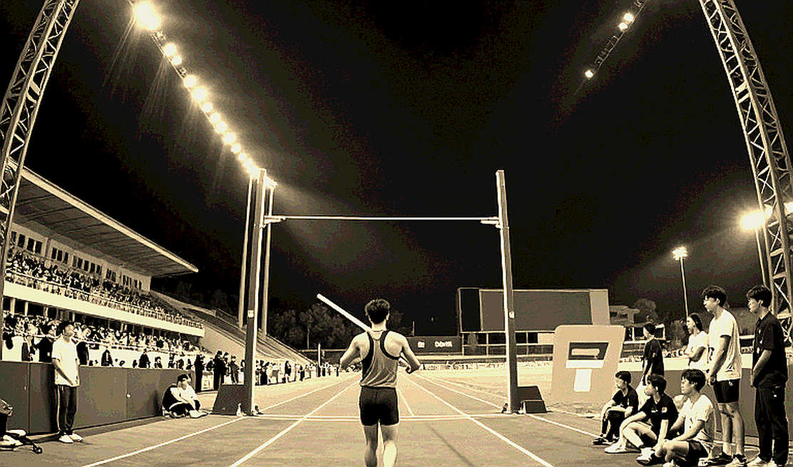 Husbands carrying wives in 200m race: When Can Gio Marathon becomes a family festival