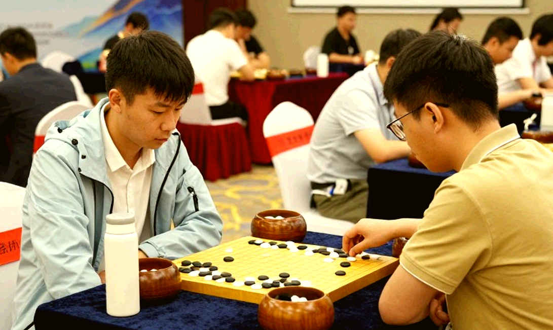 Olympiad Cờ vua 2026: Cú thoát hiểm của Gukesh và những vết nứt dưới giấc mơ vàng của Ấn Độ