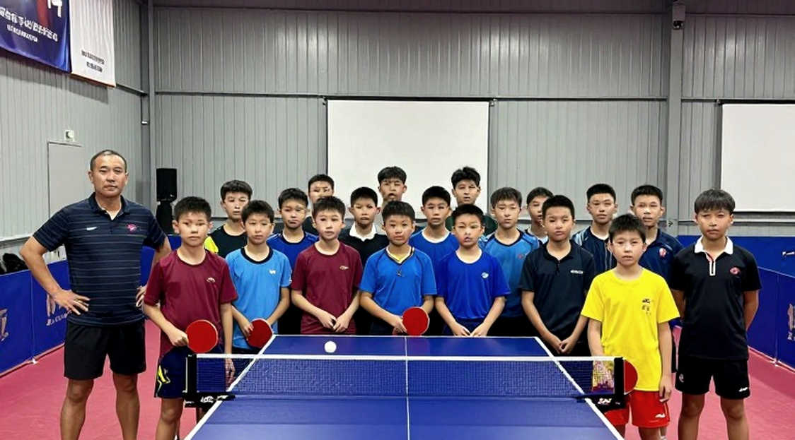 Một quả bóng cho chó, một tấm bịt mắt và cậu bé 10 tuổi: lớp đất mỏng nhất của bóng bàn Anh