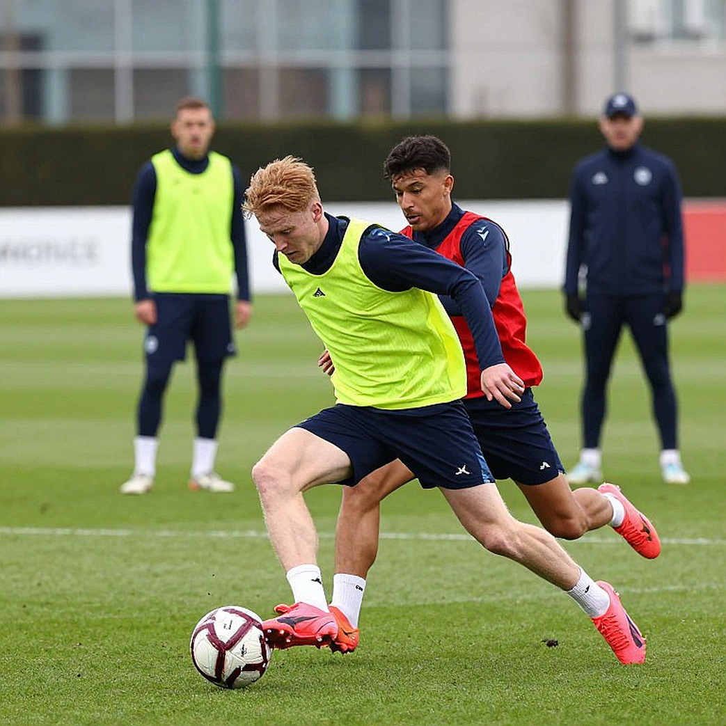Kenneth Taylor ngồi trên khán đài: Khi học viện Ajax dạy cậu cách chơi bóng nhưng quên dạy cách đòi một suất Kenneth Taylor ngồi trên khán đài: Khi học viện Ajax dạy cậu cách chơi bóng nhưng quên dạy cách đòi một suất